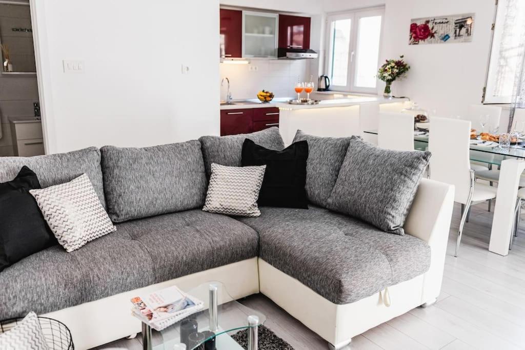 Holiday Home Marina-Renovated House In City Center Rogoznica  Eksteriør billede